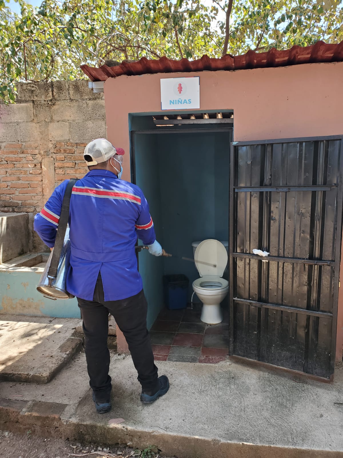 Secretaría de Salud inicia rociado de escuelas en Comayagua contra el dengue